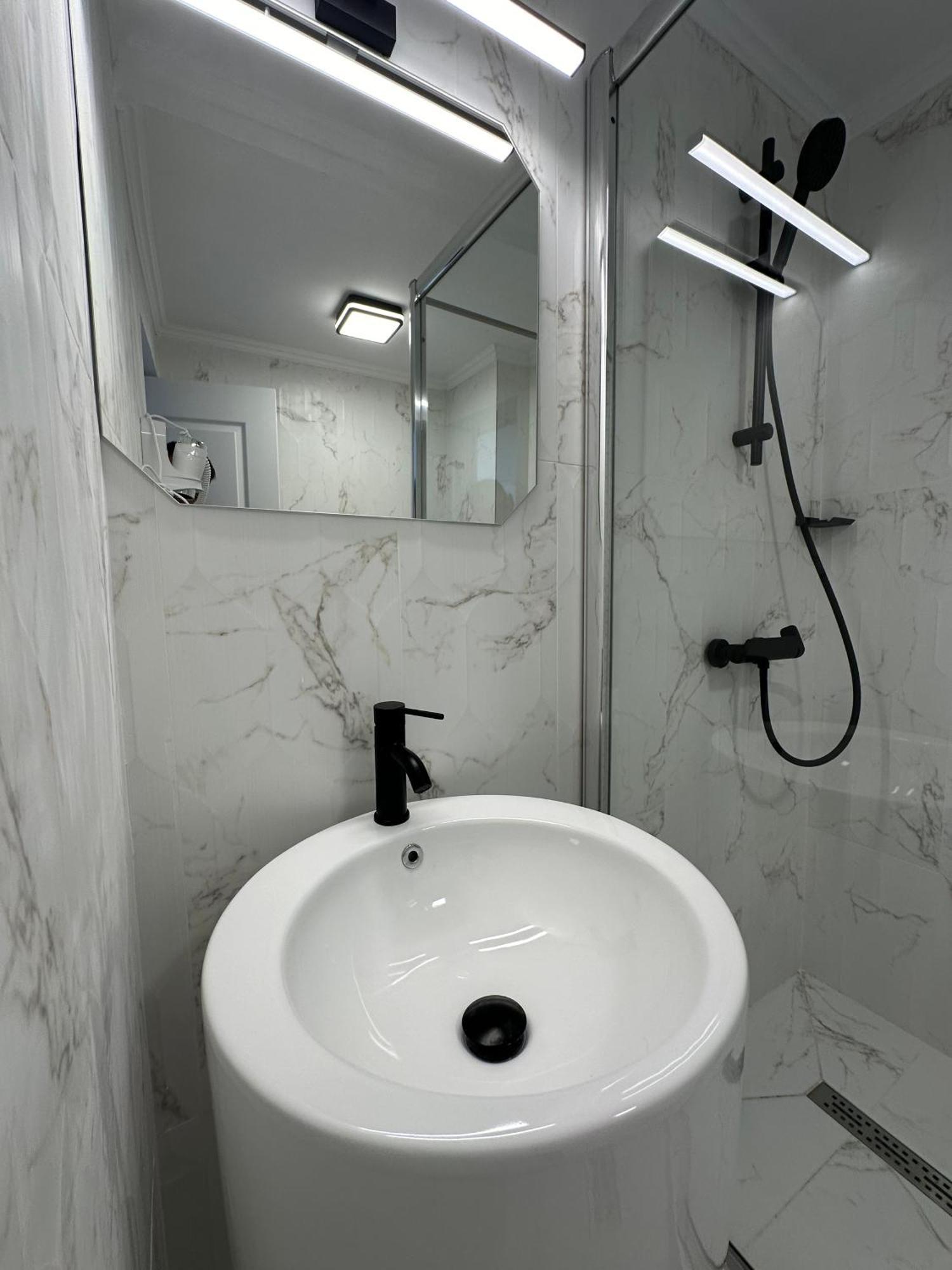 Elegant Escape Central Studio Craiova Extérieur photo