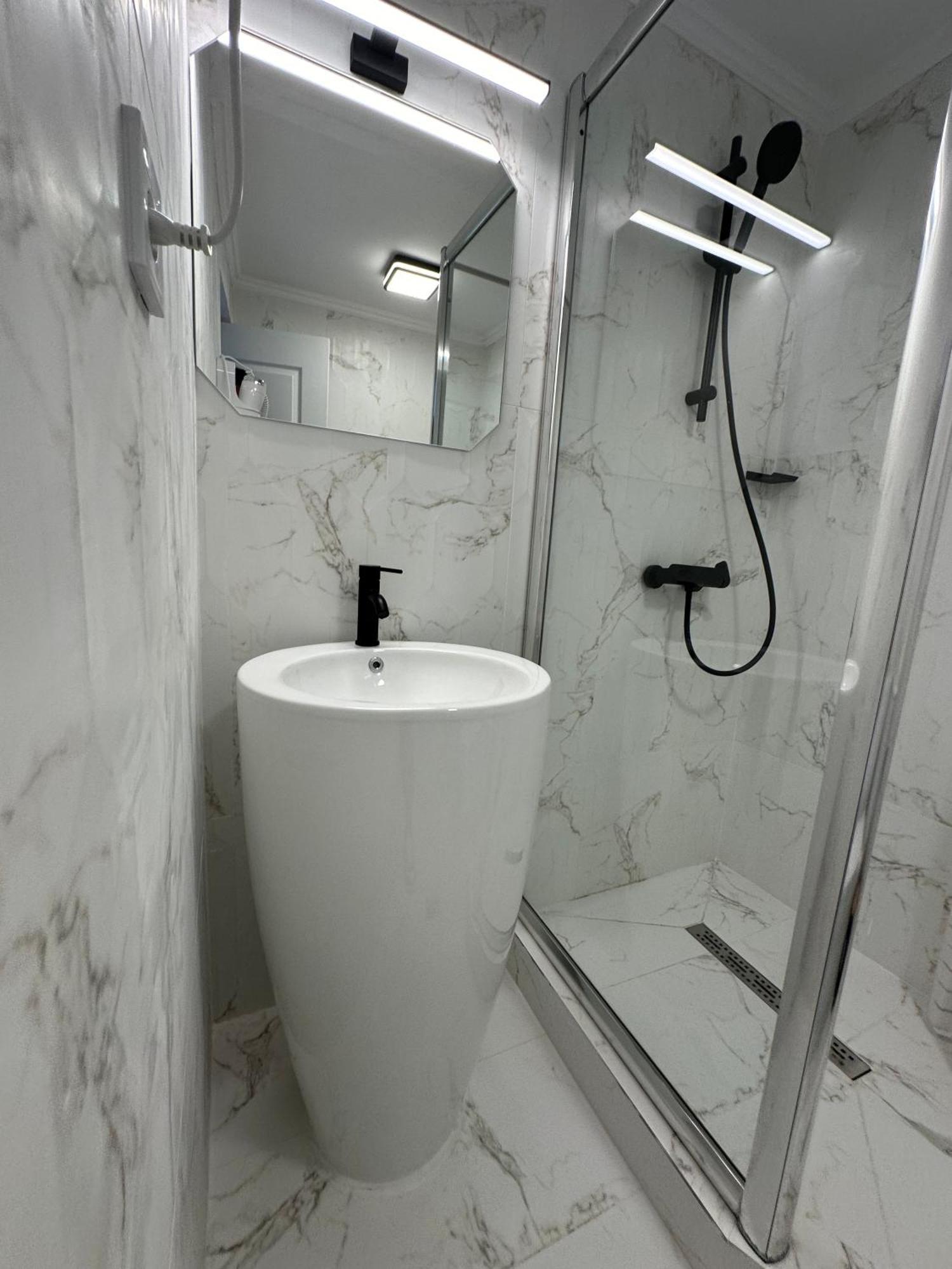 Elegant Escape Central Studio Craiova Extérieur photo